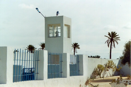 Tour de contrôle à l'entrée de la synagogue de la Ghriba à Djerba, Tunisie,